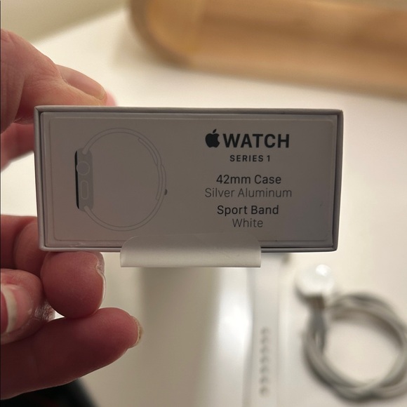 Apple Smartwatch, 42mm, series 1- White - Picture 2 of 4